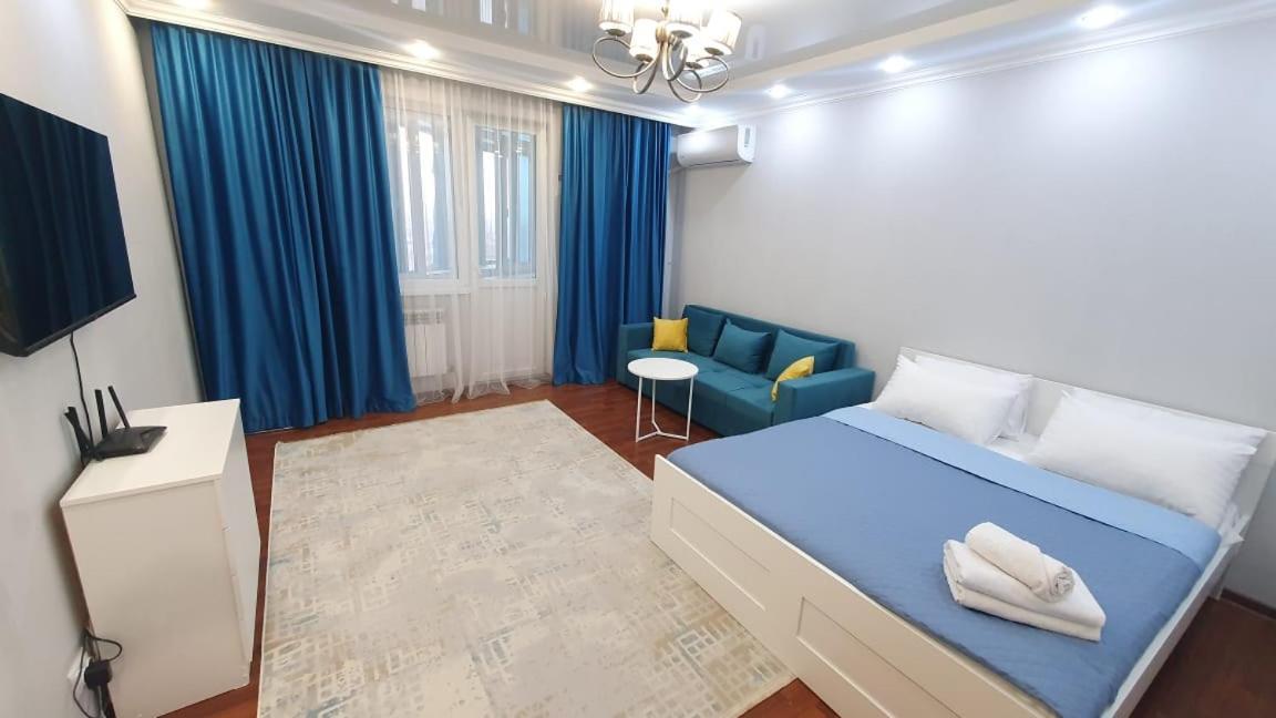 Apartment 124 центр,на 1-8 человек,2 спальни гостиная кухня 3 кровати раскладной диван 2 кондиционера Nur-Sultan (Astana)